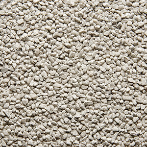 Nærbillede af hvid farvet sand 2-3 mm der anvendes til stentæppe, fugefri gulve, slidstærke gulve og skridsikre gulve på industrigulv, butiksgulv, showroomgulv, værkstedsgulv, kontorgulv, køkkengulv og vådrumsgulv og leveres af ekspert i og leverandør af materialer til gulve Stonewalk
