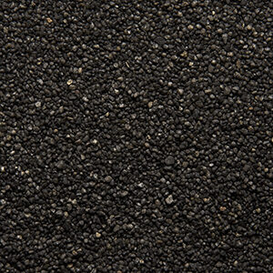 Nærbillede af sort farvet sand 1,2-1,8 mm der anvendes til stentæppe, fugefri gulve, slidstærke gulve og skridsikre gulve på industrigulv, butiksgulv, showroomgulv, værkstedsgulv, kontorgulv, køkkengulv og vådrumsgulv og leveres af ekspert i og leverandør af materialer til gulve Stonewalk