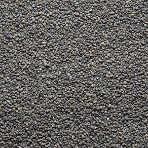 Nærbillede af grå farvet sand 1,2-1,8 mm der anvendes til stentæppe, fugefri gulve, slidstærke gulve og skridsikre gulve på industrigulv, butiksgulv, showroomgulv, værkstedsgulv, kontorgulv, køkkengulv og vådrumsgulv og leveres af ekspert i og leverandør af materialer til gulve Stonewalk