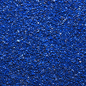 Nærbillede af blå farvet sand 1,2-1,8 mm der anvendes til stentæppe, fugefri gulve, slidstærke gulve og skridsikre gulve på industrigulv, butiksgulv, showroomgulv, værkstedsgulv, kontorgulv, køkkengulv og vådrumsgulv og leveres af ekspert i og leverandør af materialer til gulve Stonewalk