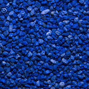 Nærbillede af blå farvet sand 3-6 mm der anvendes til stentæppe, fugefri gulve, slidstærke gulve og skridsikre gulve på industrigulv, butiksgulv, showroomgulv, værkstedsgulv, kontorgulv, køkkengulv og vådrumsgulv og leveres af ekspert i og leverandør af materialer til gulve Stonewalk
