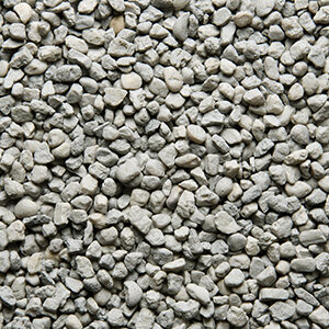 Nærbillede af lysgrå farvet sand 3-6 mm der anvendes til stentæppe, fugefri gulve, slidstærke gulve og skridsikre gulve på industrigulv, butiksgulv, showroomgulv, værkstedsgulv, kontorgulv, køkkengulv og vådrumsgulv og leveres af ekspert i og leverandør af materialer til gulve Stonewalk