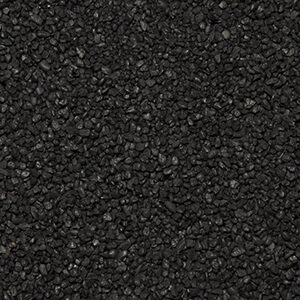Nærbillede af sort farvet sand 3-4 mm der anvendes til stentæppe, fugefri gulve, slidstærke gulve og skridsikre gulve på industrigulv, butiksgulv, showroomgulv, værkstedsgulv, kontorgulv, køkkengulv og vådrumsgulv og leveres af ekspert i og leverandør af materialer til gulve Stonewalk